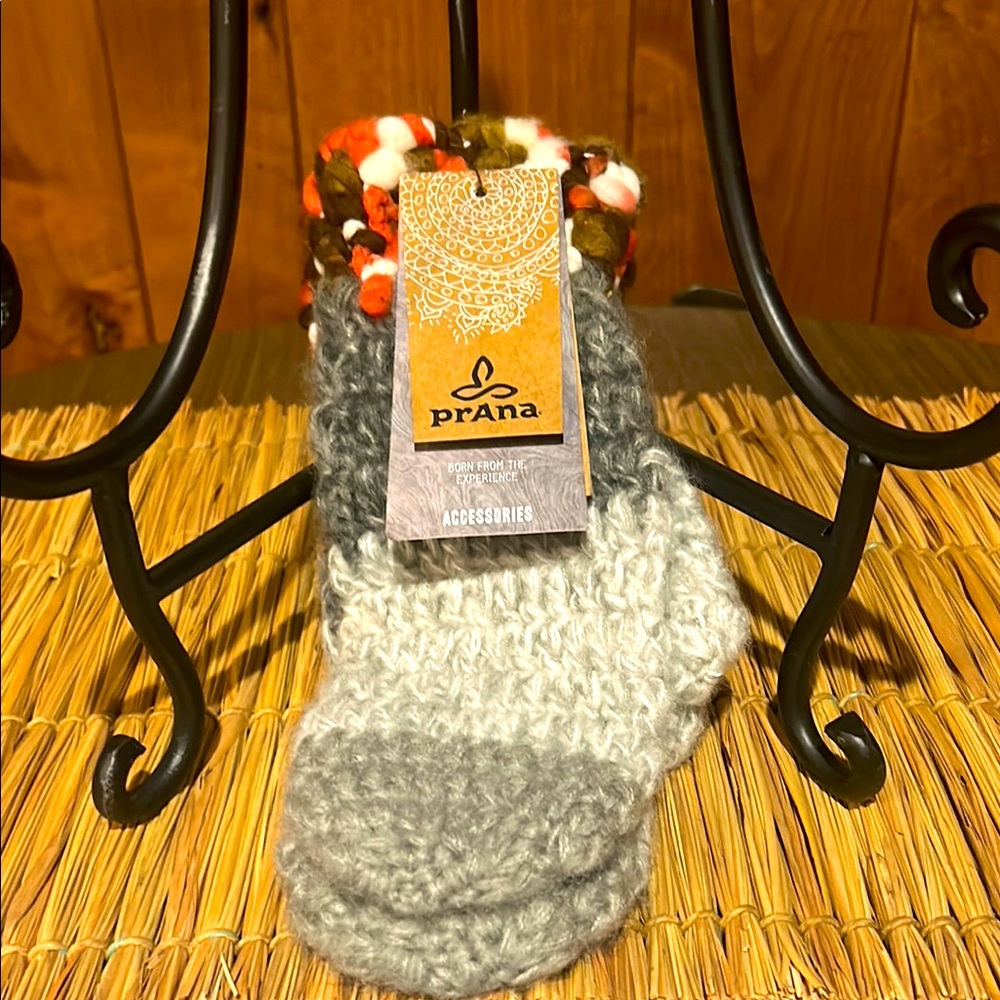 NWT Prana Gray and White Knit Mittens